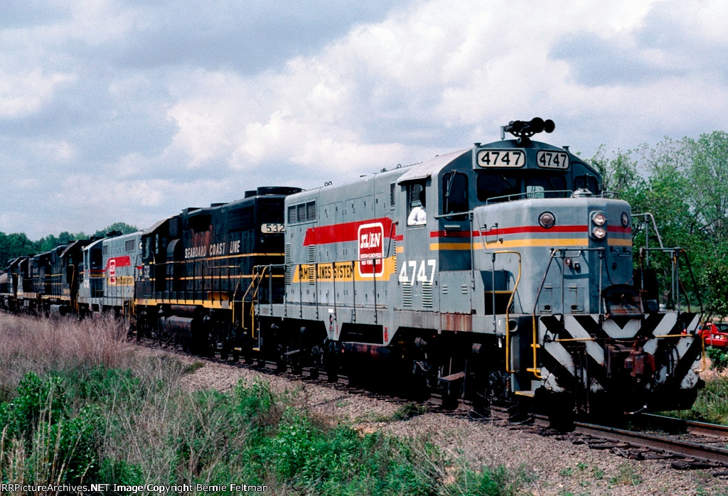 Seaboard System GP16 #4747 leads an eastbound train into the yard 